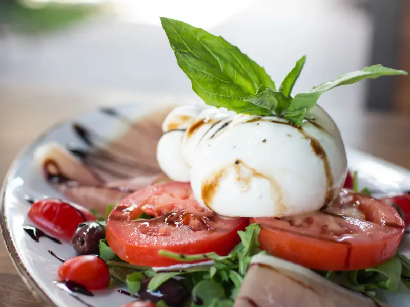 Burrata, tomate y jamón del menú del día en El Laurel Guadalajara